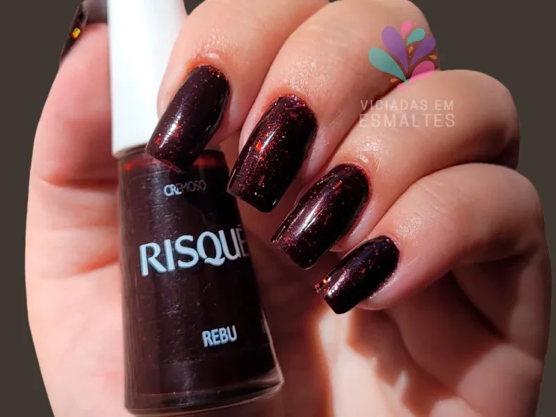 Unhas com o Efeito Coca-Cola: Brilho e Estilo Arrasadores