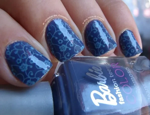 Nail Art com Esmalte Jeans Barbie e Carimbo Konad m73