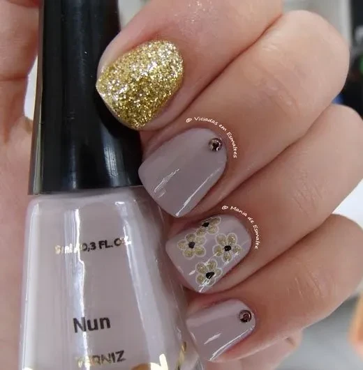 Nail Art com Esmalte Nun Sadok + Carimbo m31 Konad