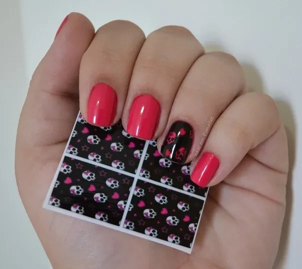 Unhas com Esmalte Revlon Optimistic e Filha Única com Película de Caveira