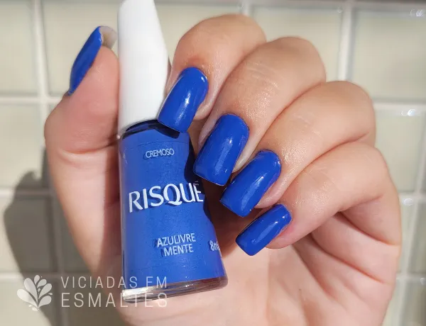 Unha com Esmalte Risqué Azulivremente