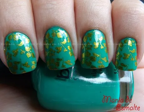 Unhas decoradas com Konad